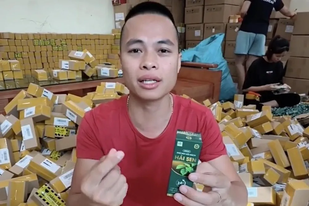 vu-chu-kenh-tiktok-gia-dinh-hai-sen-bi-bat-san-pham-vut-day-ben-duong-1750155407321-4544-6687.jpg